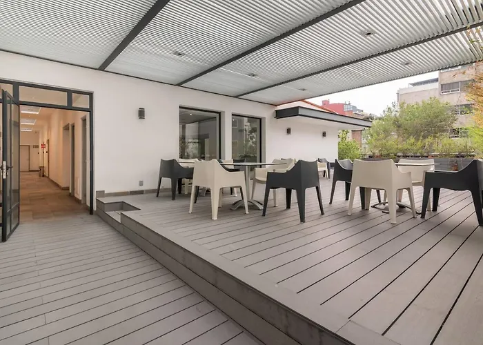 Gem Wifi, Laundry, Parking, Ideal Location Apartment *