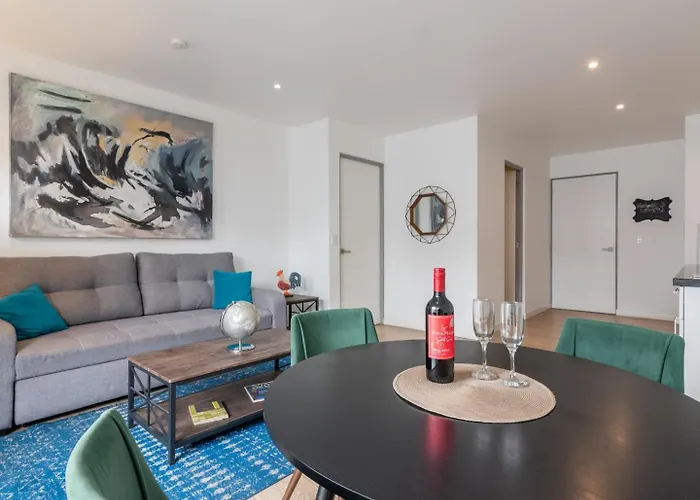 Gem Wifi, Laundry, Parking, Ideal Location Apartment *